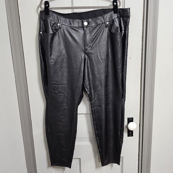 Lane Bryant Lightweight Faux-Leather Legging Pants in Black PETITE - Picture 2 of 9